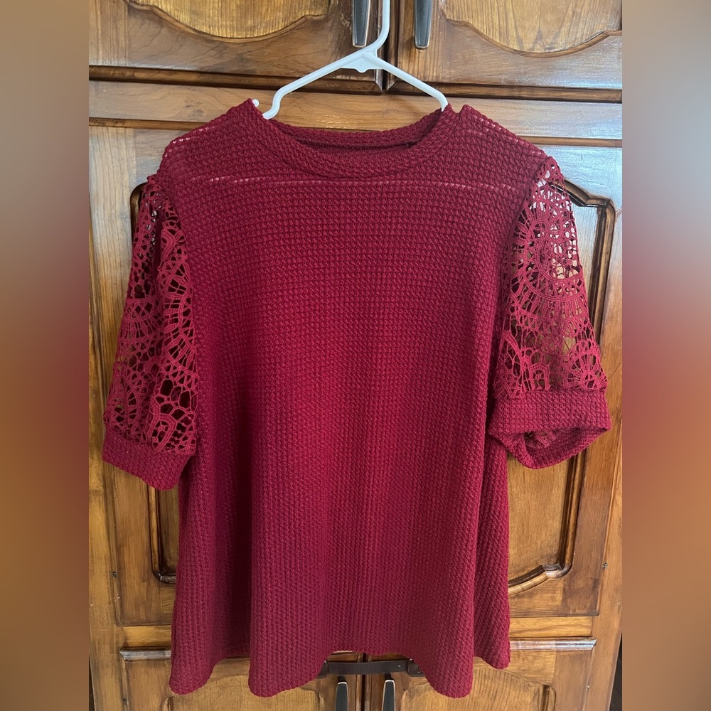 Women’s Red Short Sleeve Lace Knit Top! Size 2XL.
